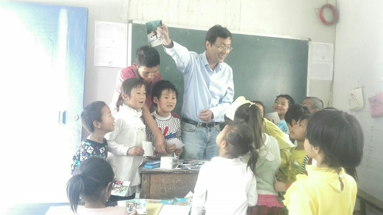 给龙底小学孩子们送照片.jpg