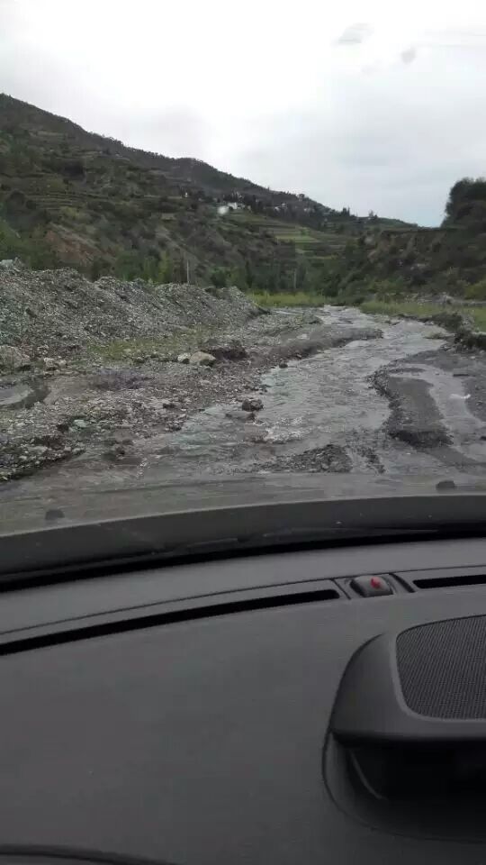 家访路上跋山涉水.jpg